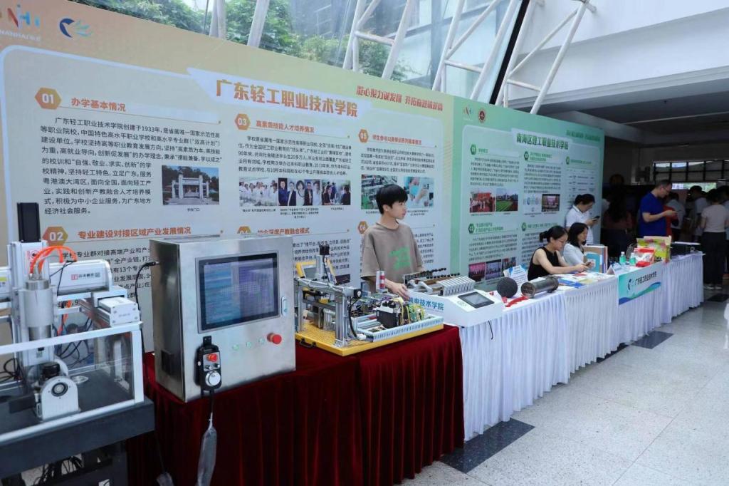 56EE37A502781F27EBFA7D64AD2_3B3F8548_19C2C